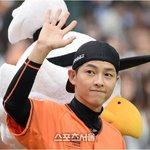 역대급 <b>미남</b> 시구자 송중기~!