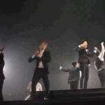 EXO 리더의 공기와 싸우기.gif