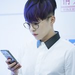 [시우민] 휴대폰 거꾸로 든 시우민 ㅋㅋㅋ