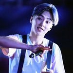 [시우민] 무대에서 여유부리는? 시우민 ㅇㅅㅇ