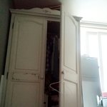 사진ㅇ) 옷장 문 흔들리는 이유?가 뭐죠?