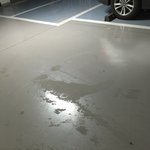 퍼트려 주세요. 새차 기름 줄줄. <b>티볼리</b> 결함. 조립불량 기름 누유...