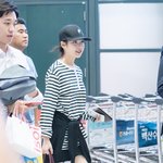 아이유 진짜 얼굴 작은 가봐요 ㅠㅠ