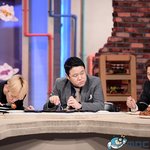 [백현] 치킨 <b>냠냠</b> 백현이