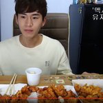 [EXO] 유자<b>치킨</b> 존나 맛없나봐 표정봨ㅋㅋㅋㅋㅋ