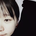 셀카찍을때 얼굴 반만 찍으면