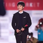 [도경수] 부국제  '<b>장미꽃</b>을든 경수' (기사 사진들)
