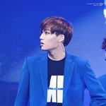파란옷 입은 <b>청초</b>한 男아이돌