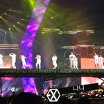 [EXO] 애들 사진 밑에 <b>살짝</b>식 보이는 응원봉
