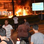 [태국정보] 태국 푸켓에서 벌어진 <b>폭동</b>으로 일부 관광객들 비행기...