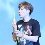 비눗<b>방울</b> 가지고 노는 아이돌