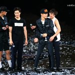 [시우민] 콘서트중 <b>종이</b>와 사투를 벌이는 시우민 ㅇㅅㅇ;;