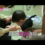 [EXO] ㅌㅐ오 응가 하는거 도와주는 <b>종인</b>이 