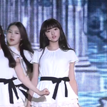 [댓글부탁해] 오마이걸 유아 다리 예쁜듯