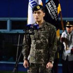 [EXO] [포토S] 애국가 부르는 김재중 <b>일병</b>