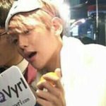 [EXO] <b>변백현</b> 손에 이거래ㅇㅇ