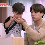 [카이] 종인이 툐 먹던 고기 <b>맨손</b>받아내는거 감동