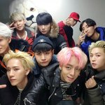<b>스케줄</b> 끝나면 단체사진 올리는 아이돌그룹