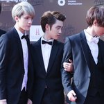 [EXO] 남자 둘을 혼자 <b>독차지</b>한 디오 ㅋㅋ