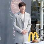 행사장에서 <b>식사</b>하는 로이킴