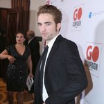 약혼녀와 행사 참석한 <b>로버트</b> 패틴슨