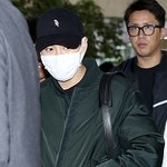 다 가려도 잘생김이 묻어 나오는 <b>수호</b>