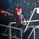 [시우민] 시우민 <b>원반</b> 던진다.. 미키모자 쓰고..귀엽다.. 표정