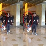 자기 팬 막는 경호원한테 쓴소리 하는 가수.<b>gif</b>