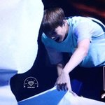 [카이] 떨어진 <b>종이</b> 수습하는 신난 조니니