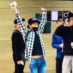 [시우민] 공항에서 살짜쿵 보<b>끄니</b> 공개해준 새침 시우민 ㅋㅋ