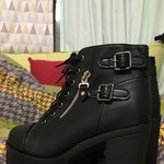 [방탄소년단] 스탠딩을 위해 신발을 준비햇다