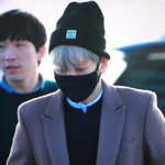 [백현] 백현이 추웠나봐 <b>주머니</b>에 손...