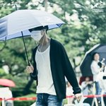 <b>우산</b> 쓴 아이돌들