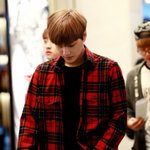 체크<b>무늬</b> 옷을 입은 아이돌들