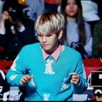 [백현] <b>선배노래</b>에 바로 일어나서 춤추는 백현이