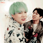 [방탄소년단]  윤기 <b>살색</b> 하얀거 작ㄹ업실에 계속 있어서 그런건가...