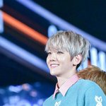 [백현] 마마 백현이 <b>상</b> 소중히 들고있는거