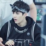 귀엽게 머리에 <b>반다</b>나 한 男 아이돌