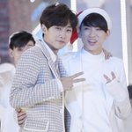<b>진영</b> 옆에있는사람 누군지알아?