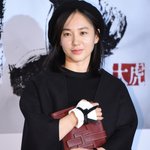 클러치 꼭 끌어안는 <b>박주미</b>