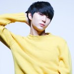 노란 <b>옷</b> <b>입</b>은 귀여운 아이돌