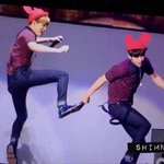 [EXO] 미친ㅋㅋㅋ찬열이가 종인이 발잡고 가는줄