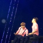 [카이] 무대 끝에 <b>살짝</b> 걸쳐앉아 깜딱 놀란 종인이