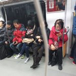 [왜<b>사니</b>진짜] 지하철에서 다리꼬고앉는 여자들