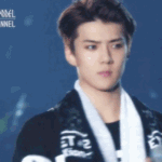 [EXO] 세훈 손 <b>흔들</b> <b>흔들</b>