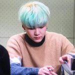 [방탄소년단] 머리에 뭐 붙인거 빼박이네