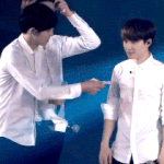 [EXO] 엑소가 <b>티슈</b>를 줄때