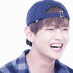 [방탄소년단] 김태형은 <b>손</b>도 크고 얼굴도 작아서 꽃받침 하면