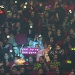 [시우민] 시우민)앜ㅋㅋ 뮤뱅 <b>객석</b> 슬로건봐ㅋㅋ