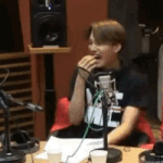 [EXO] 이것봐 종인이 웃다가 <b>멈칫</b>하는거 너무 귀여워